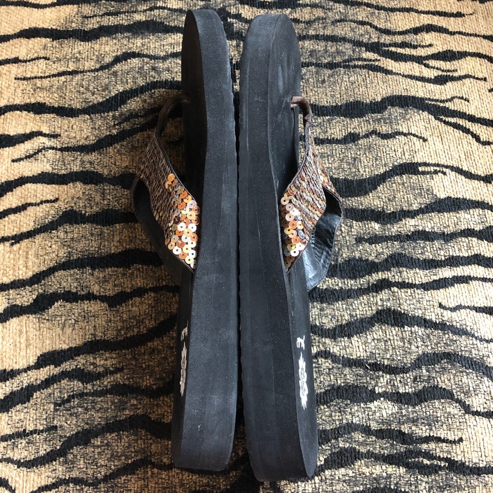 Gold Bronze Silver Yellow Box Flip Flops Size 9 - Picture 2 of 6